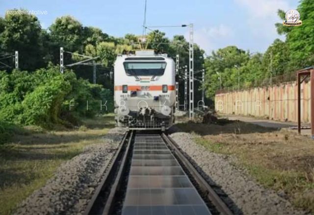 India’s First Solar-Powered Railway Tracks Unveiled in Varanasi, Marking Major Green Energy Milestone