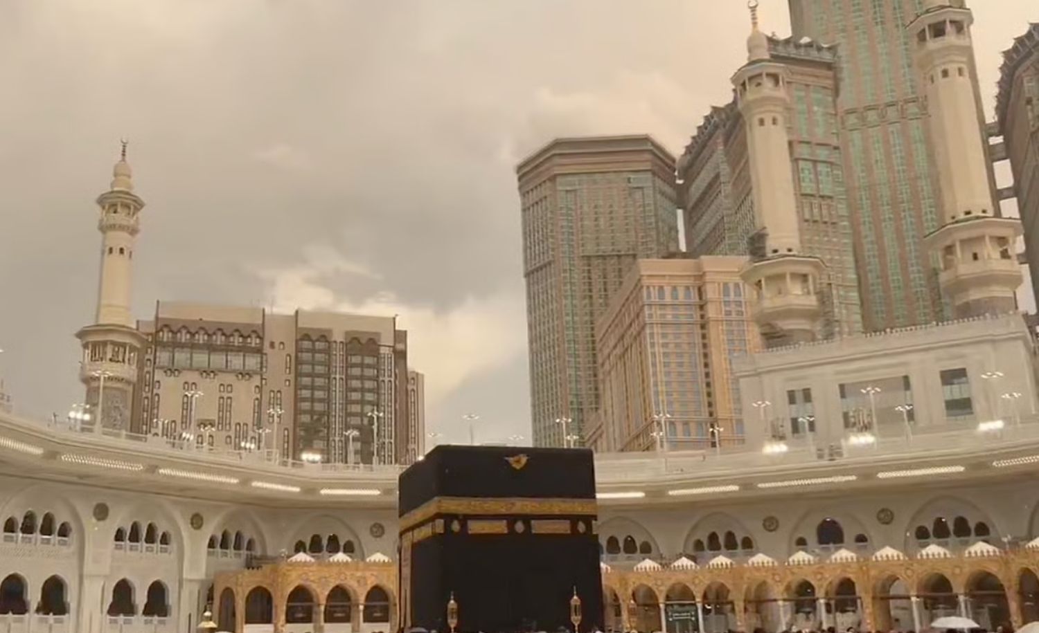Umrah Pilgrims Pray at Kaaba as Heavy Rain Descends on Makkah