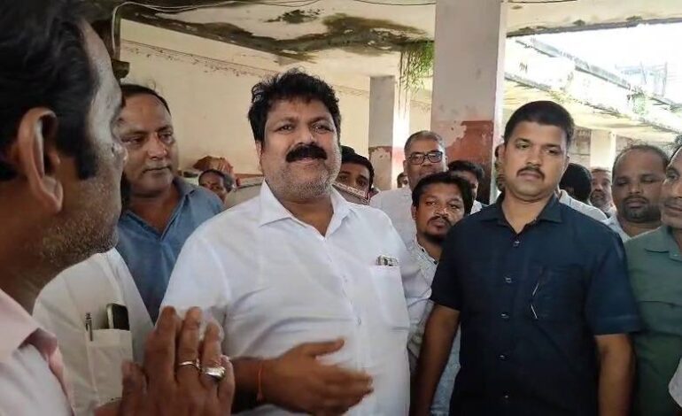 Bhatkal Fish Market Standoff: Minister Promises Choice, Repairs Old Market