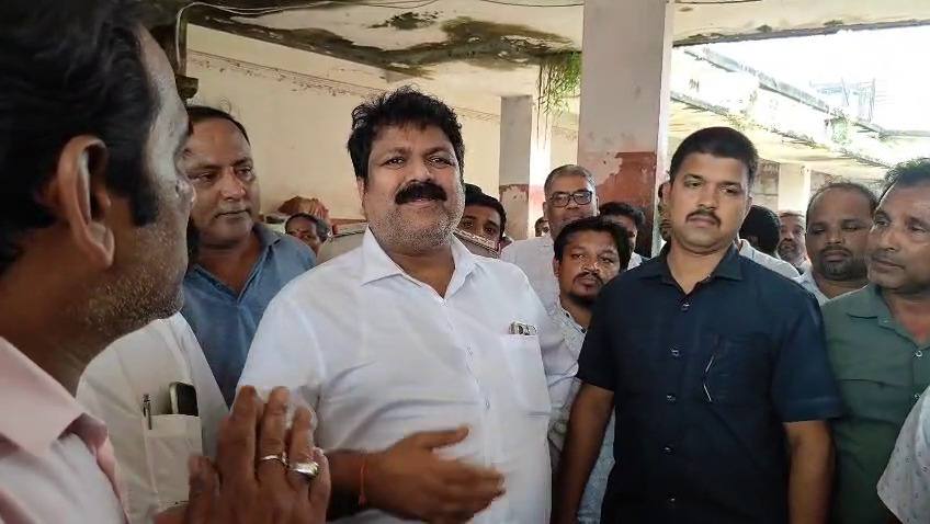 Bhatkal Fish Market Standoff: Minister Promises Choice, Repairs Old Market