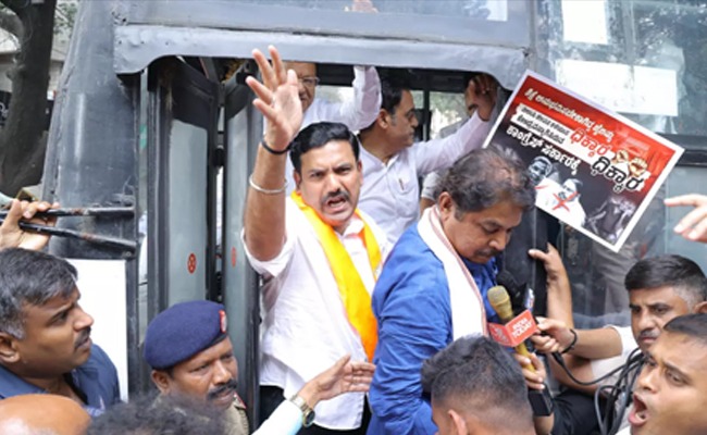 BJP Leaders Detained During Protest Over VIP Treatment Given to Inmates in Bengaluru Jails