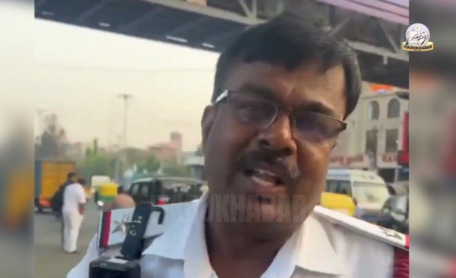 Bengaluru Traffic Cop Helps Fasting Passengers During Vehicle Check