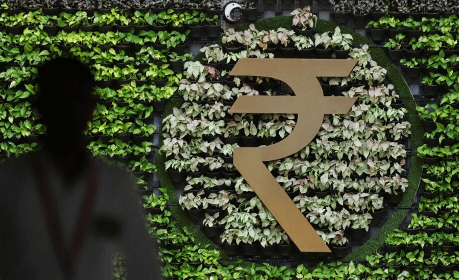 RBI Keeps Interest Rates Unchanged and Raises Growth Forecast Despite Global Oil Concerns