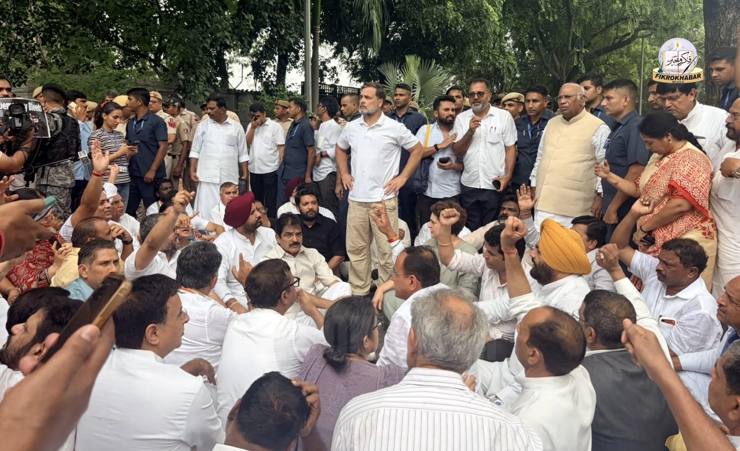 Rahul Gandhi and Kharge Stage Protest Outside PM Residence After Delhi Police Action