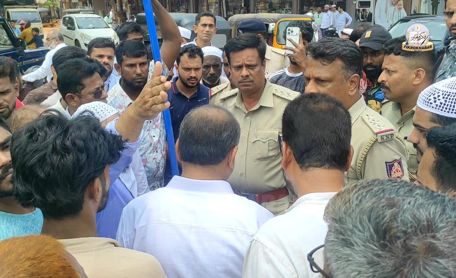 Tension Briefly Erupts in Bhatkal After Flag Removal Near Eidgah