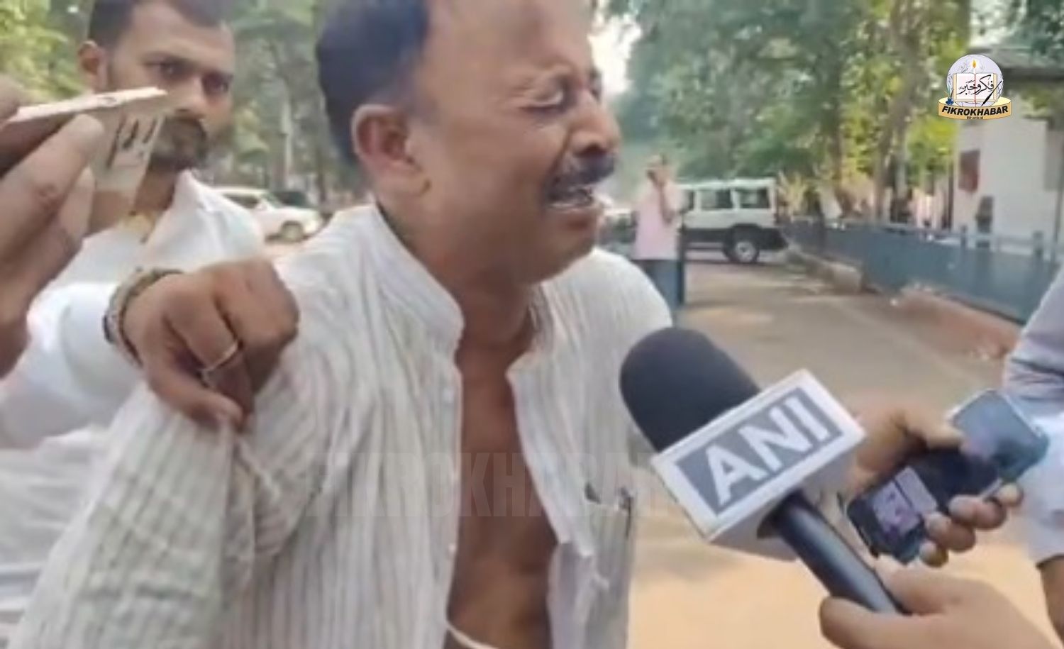 Ticket Denied, RJD Aspirant Creates Scene Outside Lalu’s Residence