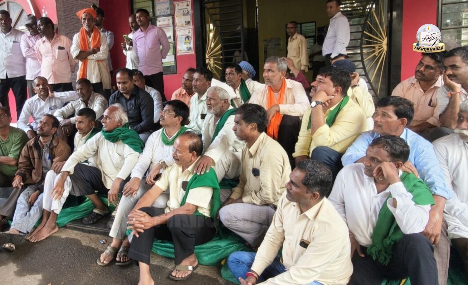 “We Are Not Beggars”: Haliyal Sugarcane Farmers Continue Protest for Fair Prices