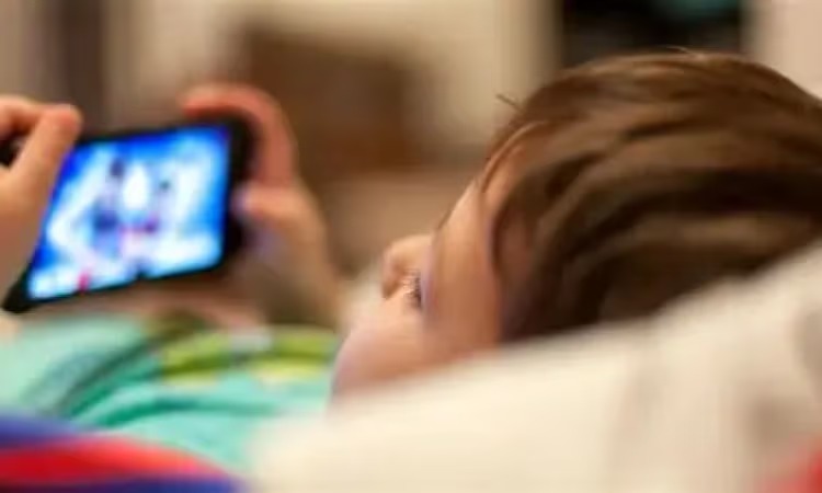 Mother Takes Her Life in Jhansi After Son’s Smartphone Addiction Causes Distress