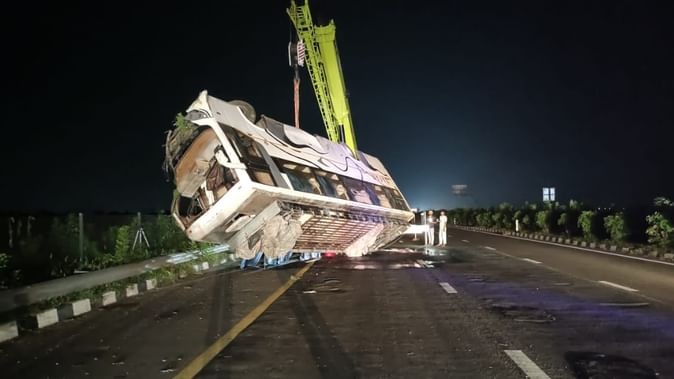 40+ Injured as Sleeper Bus Overturns on Agra Expressway in Uttar Pradesh
